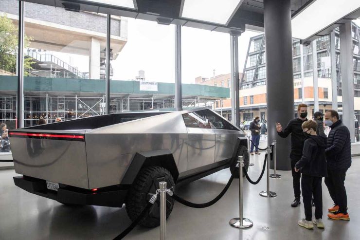 tesla cybertruck in mostra